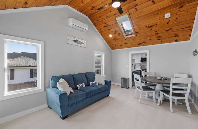 Cozy Cottage 5 min. to Beach, Shops, Boardwalk
