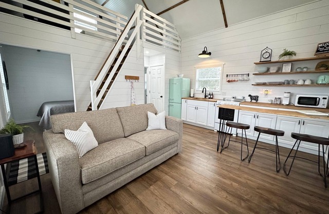 Cozy Cottage at Pumpkin Patch Near Ark: No Cleaning Fee & Free Farm Passes!