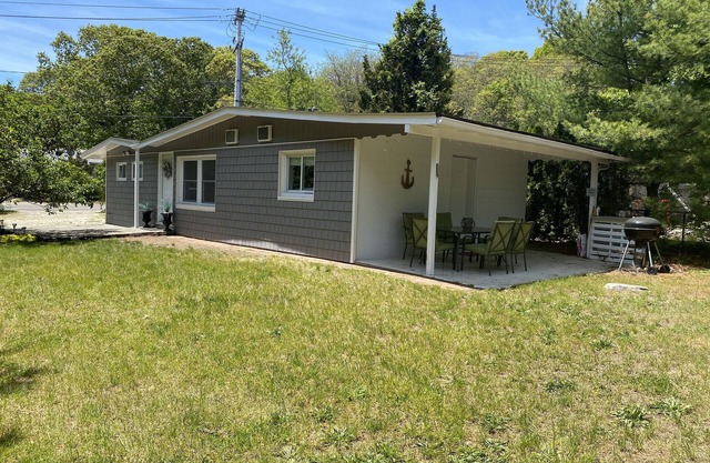 Cozy Cottage by Shinnecock Canal and by Meschutt Beach! 🏖️