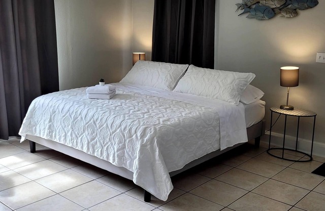 Cozy "Cottage Cove" in charming Lake Worth Beach