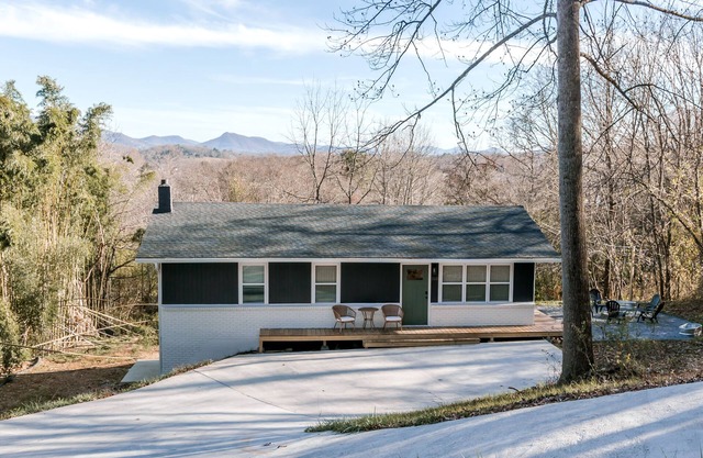 Cozy cottage close to downtown Hayesville