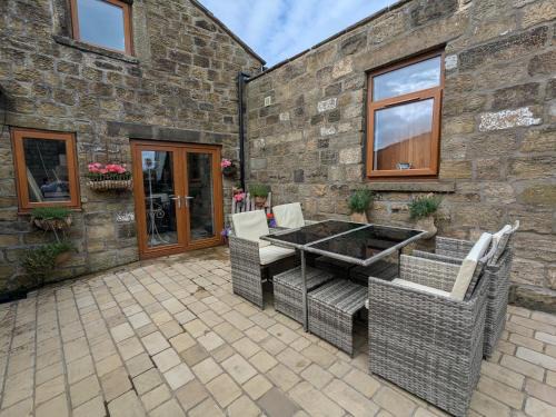 Cozy Cottage Close to Haworth Sleeps 2 with Garden