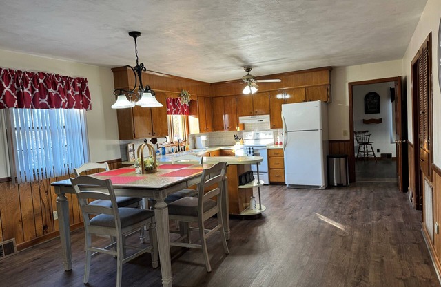 Cozy Cottage Close to Rocky Mount with Pool Table!