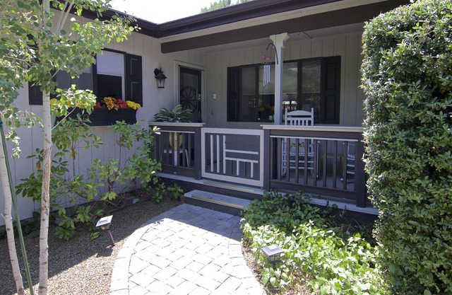 Cozy Cottage Get-Away - 1 Level, Pet Friendly, Close to Town