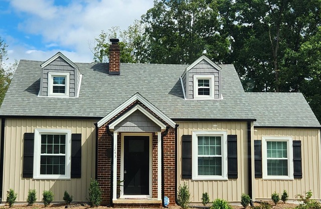 Cozy cottage home within walking distance of next to Wake Forest University!