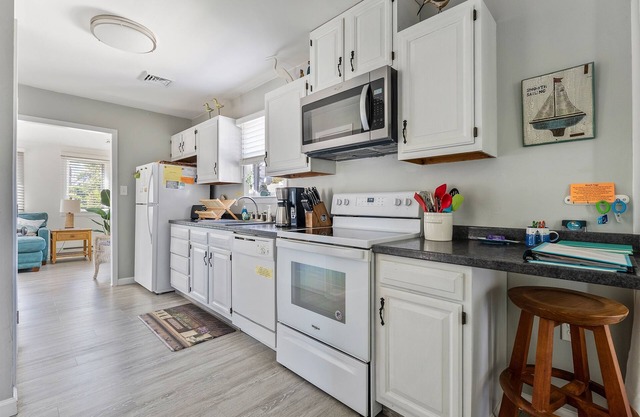 Cozy Cottage: Hot Tub~Gas Fireplace~Pet Friendly!