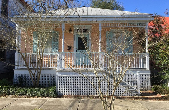 Cozy Cottage in Historic District! 3 blocks to dining! 10 min Water Street. WiFi