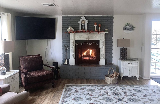 Cozy cottage in the pines, quiet and close to town.