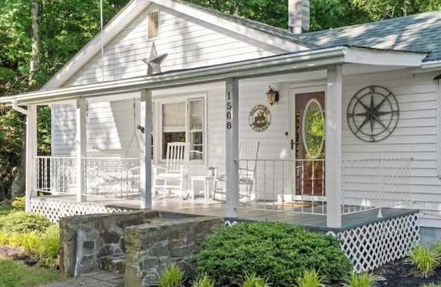 Cozy Cottage in the Woods-Firepit-BBQ-Games-Smores