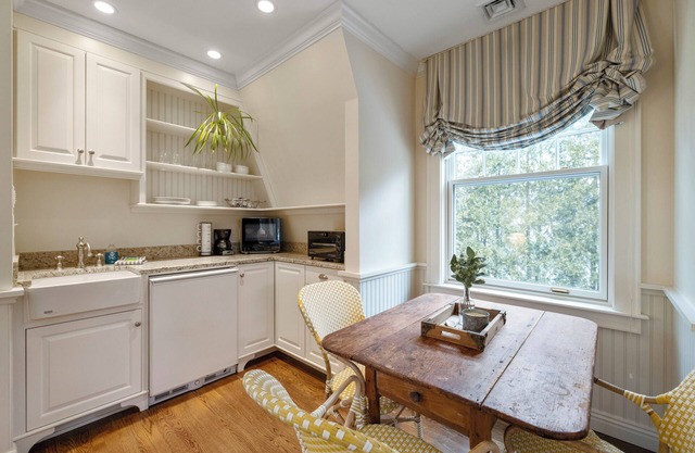 Cozy cottage just steps to Mother's Beach with serene golf course views