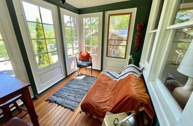 Cozy cottage on the hill in the heart of Warm Springs.