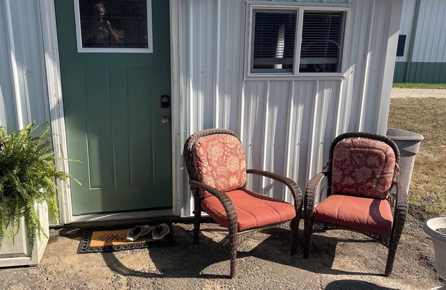 Cozy cottage right off I-44 with horse stable & Rv sites available. Near college