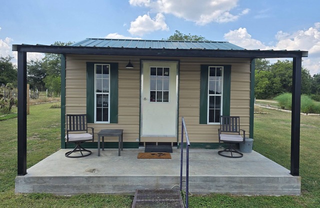 Cozy Cottage With a View in La Grange