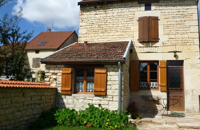 Cozy Cottage with Garden, Fishing Gear & Pets Welcome in Pont-la-Ville