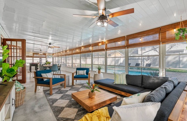 Cozy Cottage with pool minutes from the beach