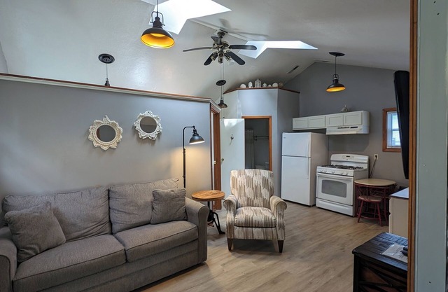 Cozy Cottages, Barefoot Bungalow!