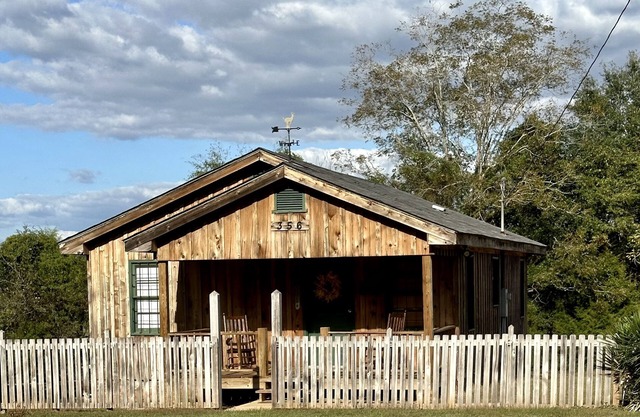 Cozy country cabin just 7 miles from beautiful Lake Eufaula! Recently remodeled!