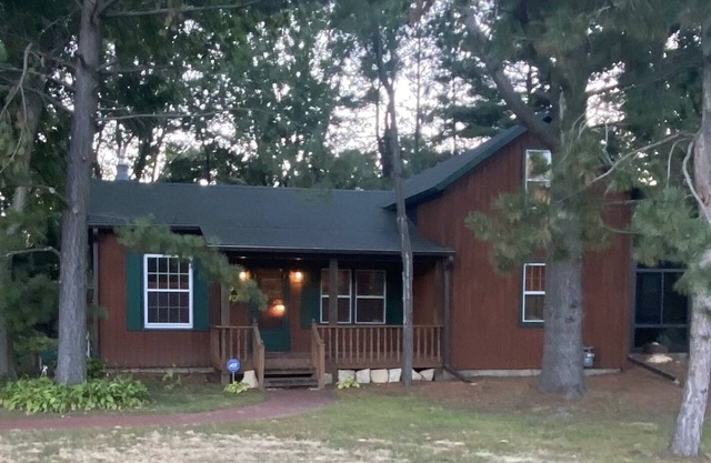 Cozy, country-feel, private, close to everything, for family & friends to gather