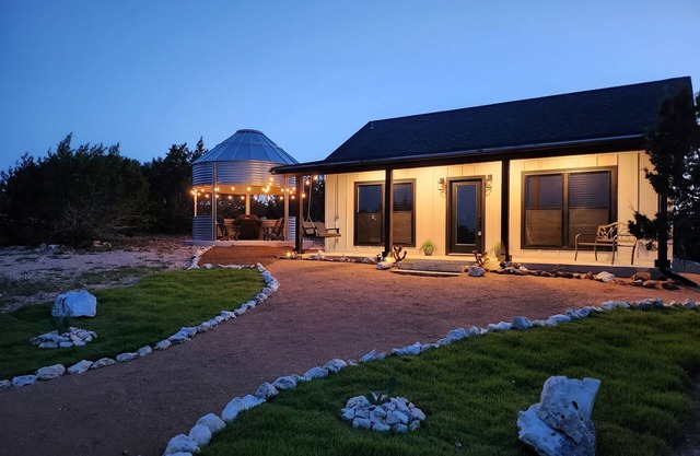 Cozy country retreat! Centrally located between Fredericksburg and Kerrville.