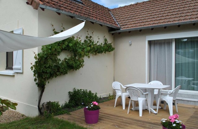 Cozy Couple's Getaway: Charming House with Garden, Fireplace, and Free WiFi