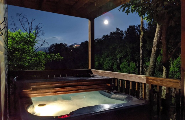 Cozy Couples, Honeymoon or Anniversary Cabin, minutes to Gatlinburg & Dollywood