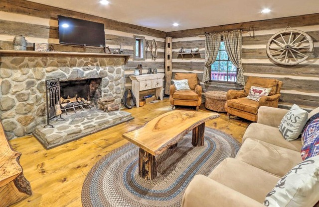 Cozy Creekside Mountain Escape with Hot Tub!