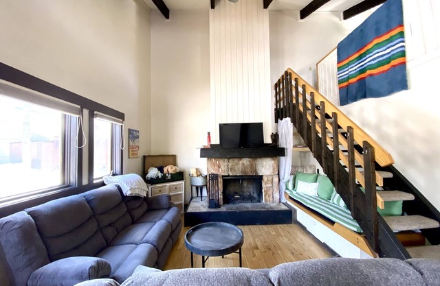 Cozy & Cute condo near town center, on the golf course.