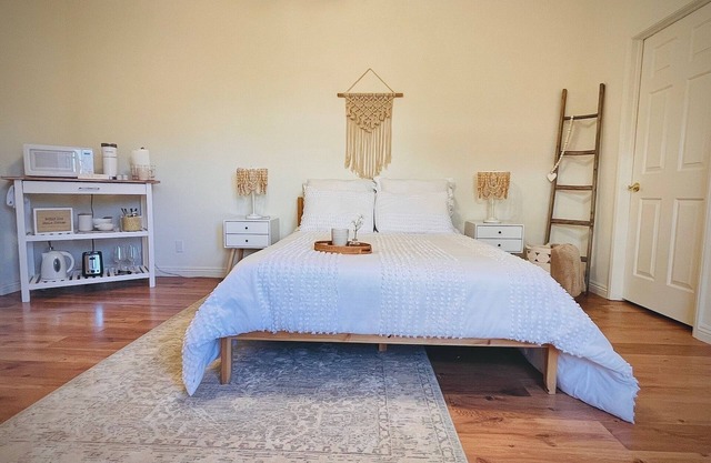 Cozy desert casita, airy and bright with golf course and mountain views!
