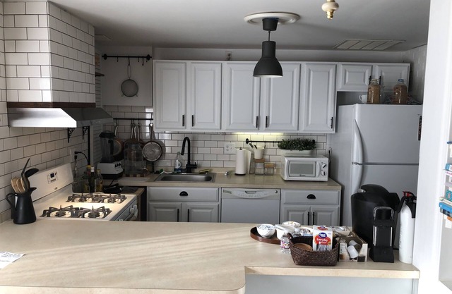 Cozy Designer two bedroom apartment, Smoke free, close to many stores.
