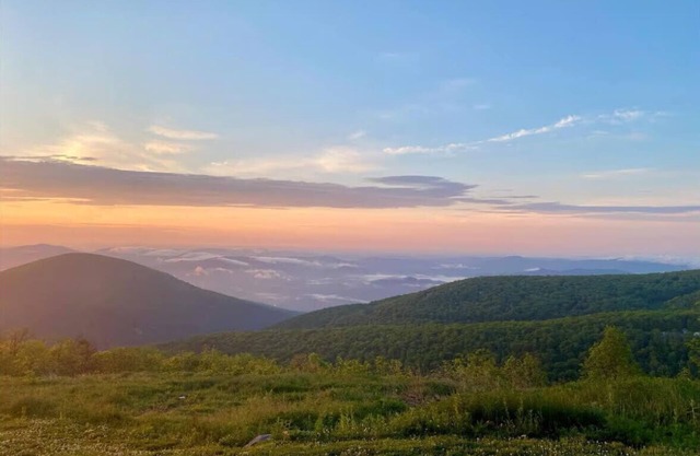 Cozy dog- friendly condo that sleeps 6 -with pools and VIEWS, minutes to slopes