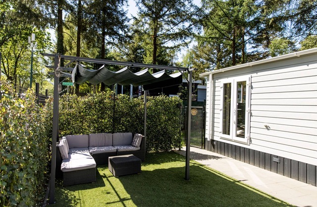Cozy dog‑friendly forest chalet near Hoge Veluwe with pool & fenced garden