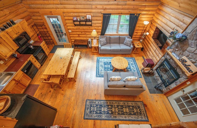 Cozy Dog Friendly Log Cabin w/Hot Tub & Fireplace