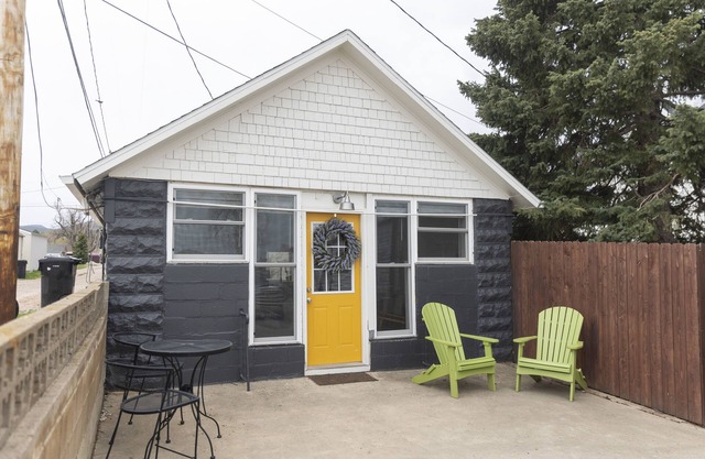 Cozy Downtown Carriage House