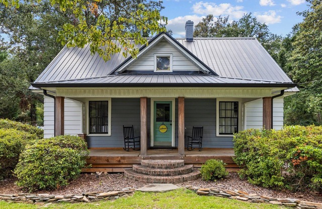 Cozy downtown cottage close to the park