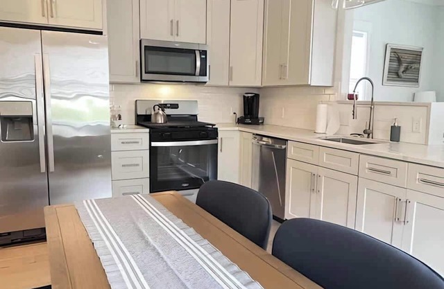 Cozy Downtown Cottage! Dogs Welcomed!