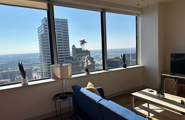 COZY DOWNTOWN DALLAS HIGH RISE APARTMENT! WITH PARKING