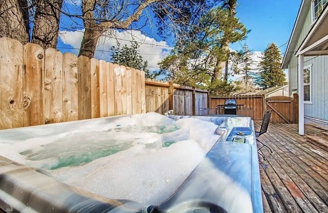 Cozy Downtown Napa Escape w/Hot Tub! Easy Access to Wine Country! 2 bd/2 bath.