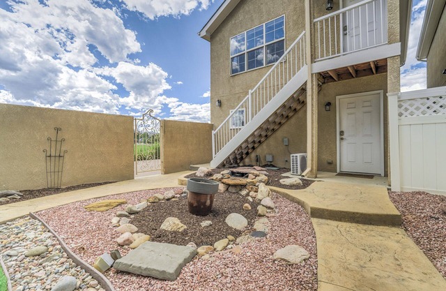 Cozy Downtown Apartment! Mtn Views! Pet Friendly!