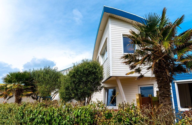 Cozy duplex with sea view living room and pool located in Le Conquet