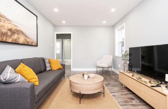 Cozy Entire 5 bedroom close to all amenities!