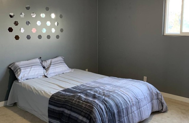 Cozy Entire House with 3 Bedrooms, 2 Washrooms near the Costco & South Common!