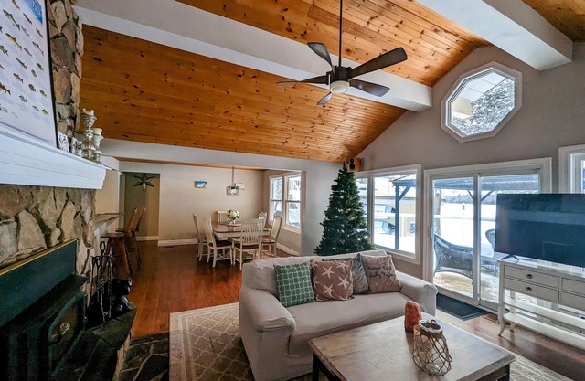 Cozy Escape | 5 Bedroom Kawarthas Cottage | Sauna and Fireplace | 2 hrs from GTA