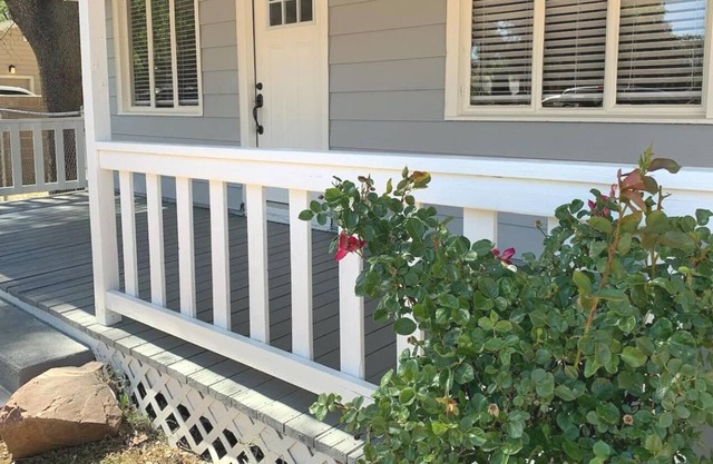 Cozy extended stay cottage near center of town
