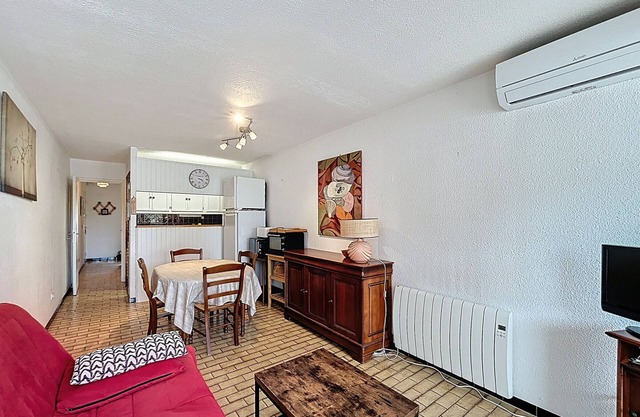 Cozy F2 with Parking, A/C, WiFi - Steps from the Beach