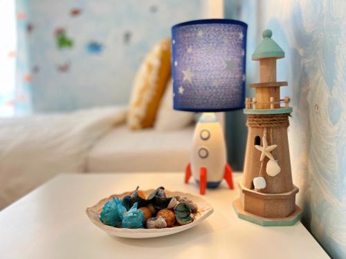 Cozy fairytal garden apartment, Family Friendly, Free parking, 15 Min to Airport