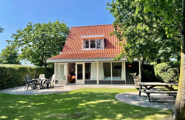 Cozy family house, Location near the beach, two bathrooms, trampoline, playhouse, wifi