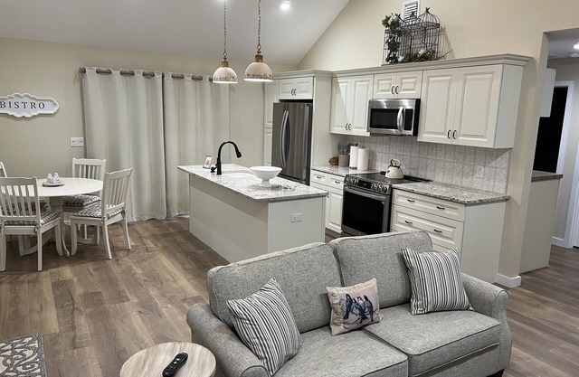 Cozy farm cottage w/firepit super close to great hiking trails & ski slopes.