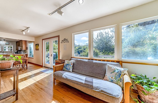 Cozy farmhouse with firepit, deck, BBQ, shared game room, & animals