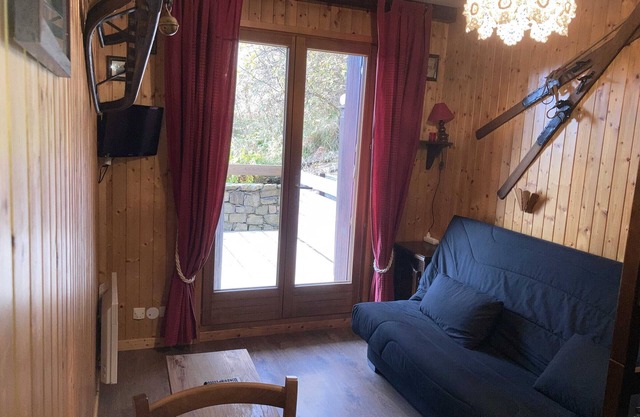 Cozy flat for 3, near slopes and shuttle, private parking