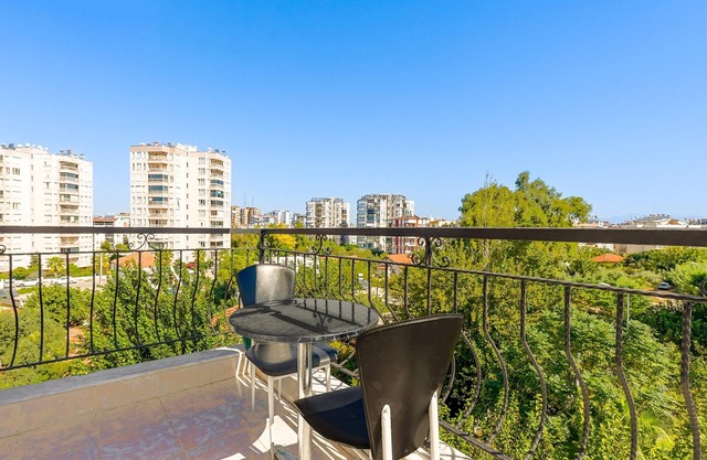 Cozy Flat with Balcony 10 min to Hadrian Gates